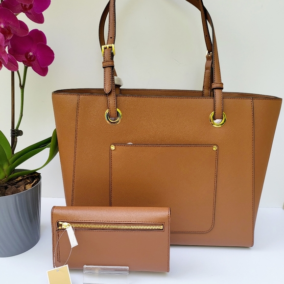 🔥SOLD🔥🌺Michael Kors🌺 WALSH MD Multifunction Tote & Wallet👜 - Picture 3 of 17